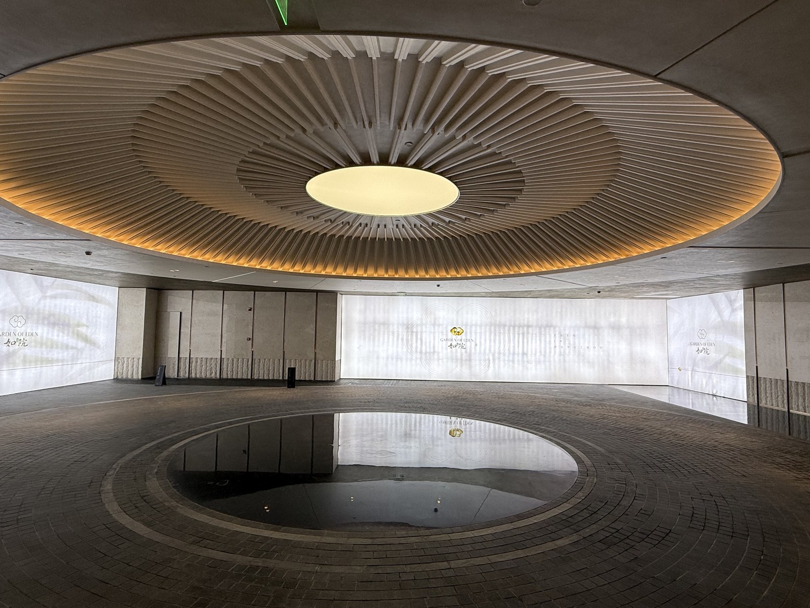 越秀·如玺华院营销中心曲面入口与围挡衔接空间实景
